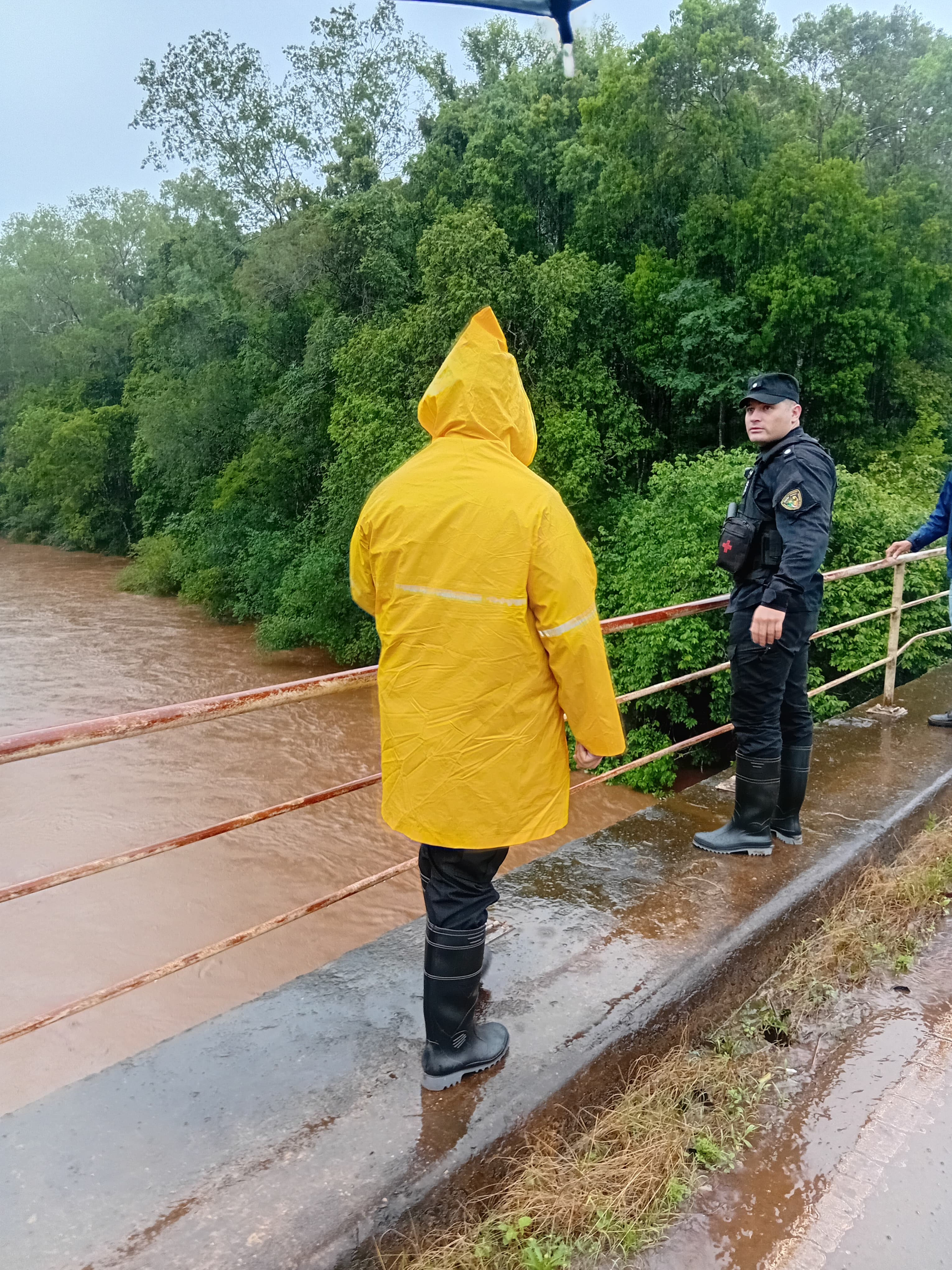 Crecida de ríos en Misiones: 28 evacuados, dos puentes de la Ruta 12 clausurados y ocho cruces fluviales suspendidos 2